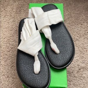White womens sanuks *light staining*